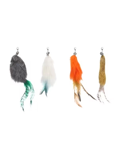 Quatre jouets avec plumes pour canne à pêche pour chat.